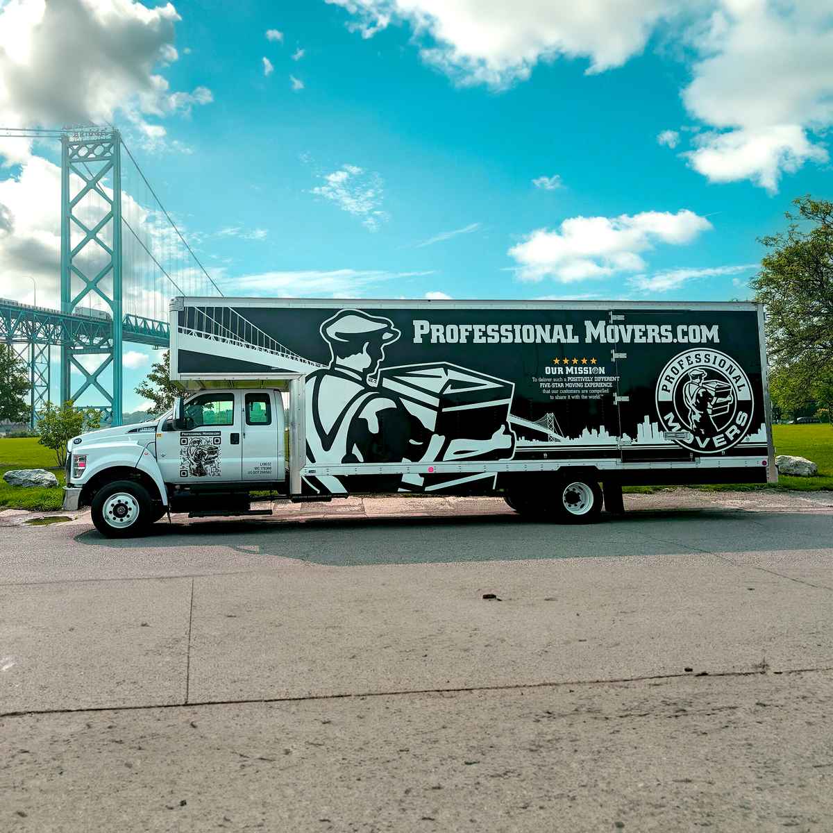 Professional Movers.com logo (PM)