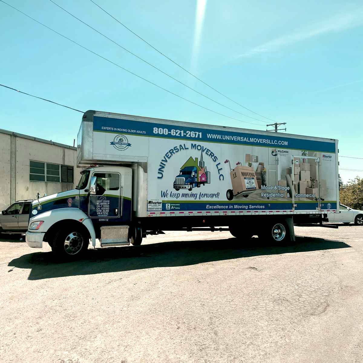 Universal Movers LLC logo (UML)