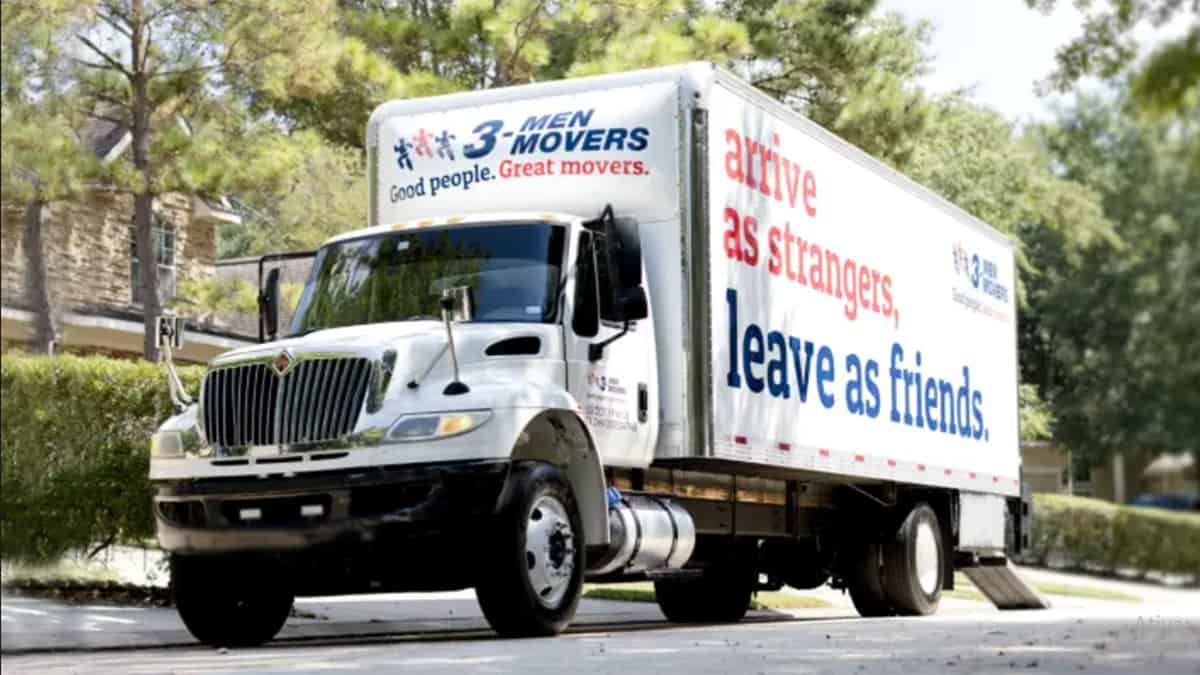 3 Men Movers logo