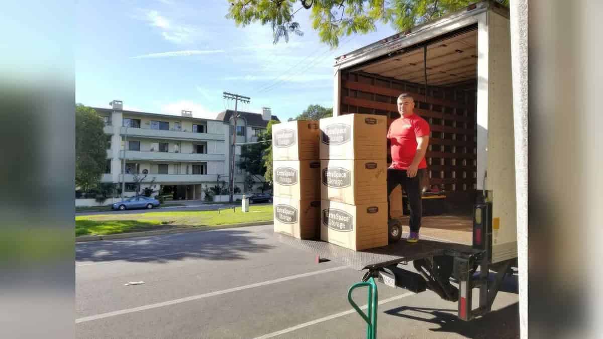 Moving Packing Group logo