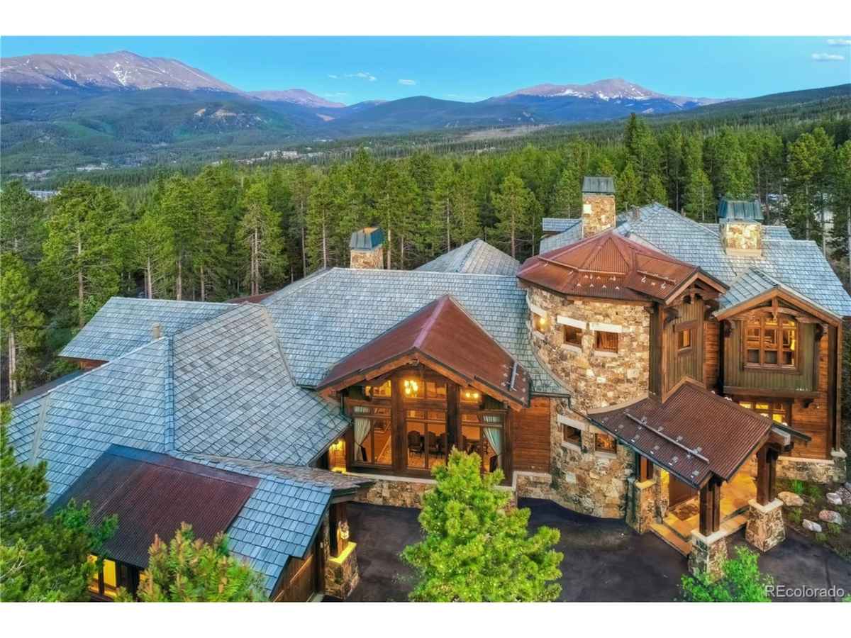 a home in the mountains with a view of the mountains