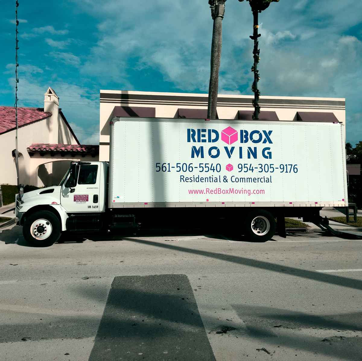 Red Box Moving logo