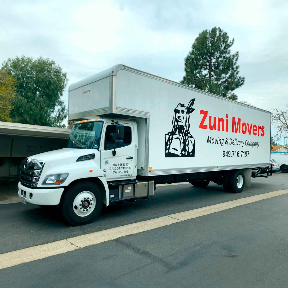 Zuni Movers  logo